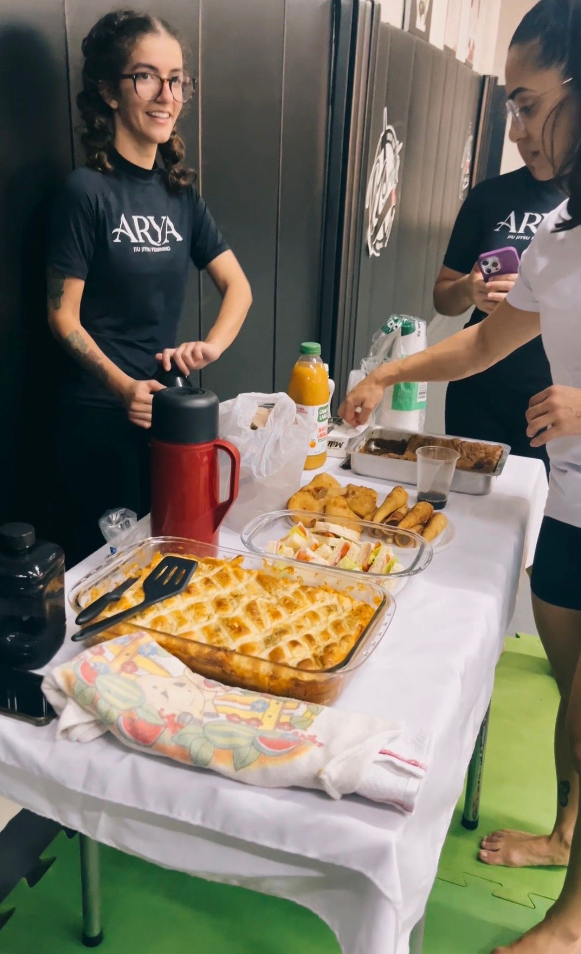 Encontro do Clube do Livro ARYA com café da manhã e integração entre as alunas