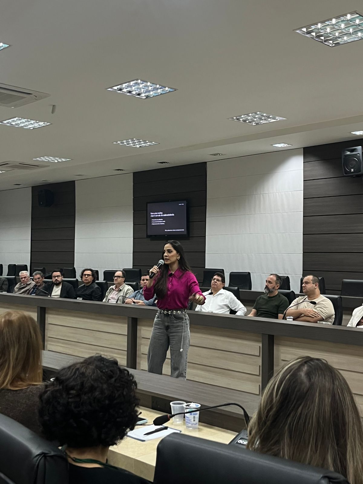 Professora Jessica L. Veiga ministrando palestra sobre defesa pessoal feminina para empresários na ACIM Maringá